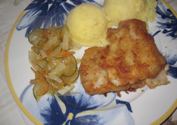 Fotografia przedstawiająca ryba smażona z ziemniakami