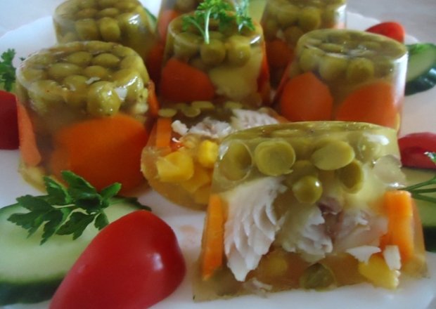 Fotografia przedstawiająca Ryba w galarecie z warzywami