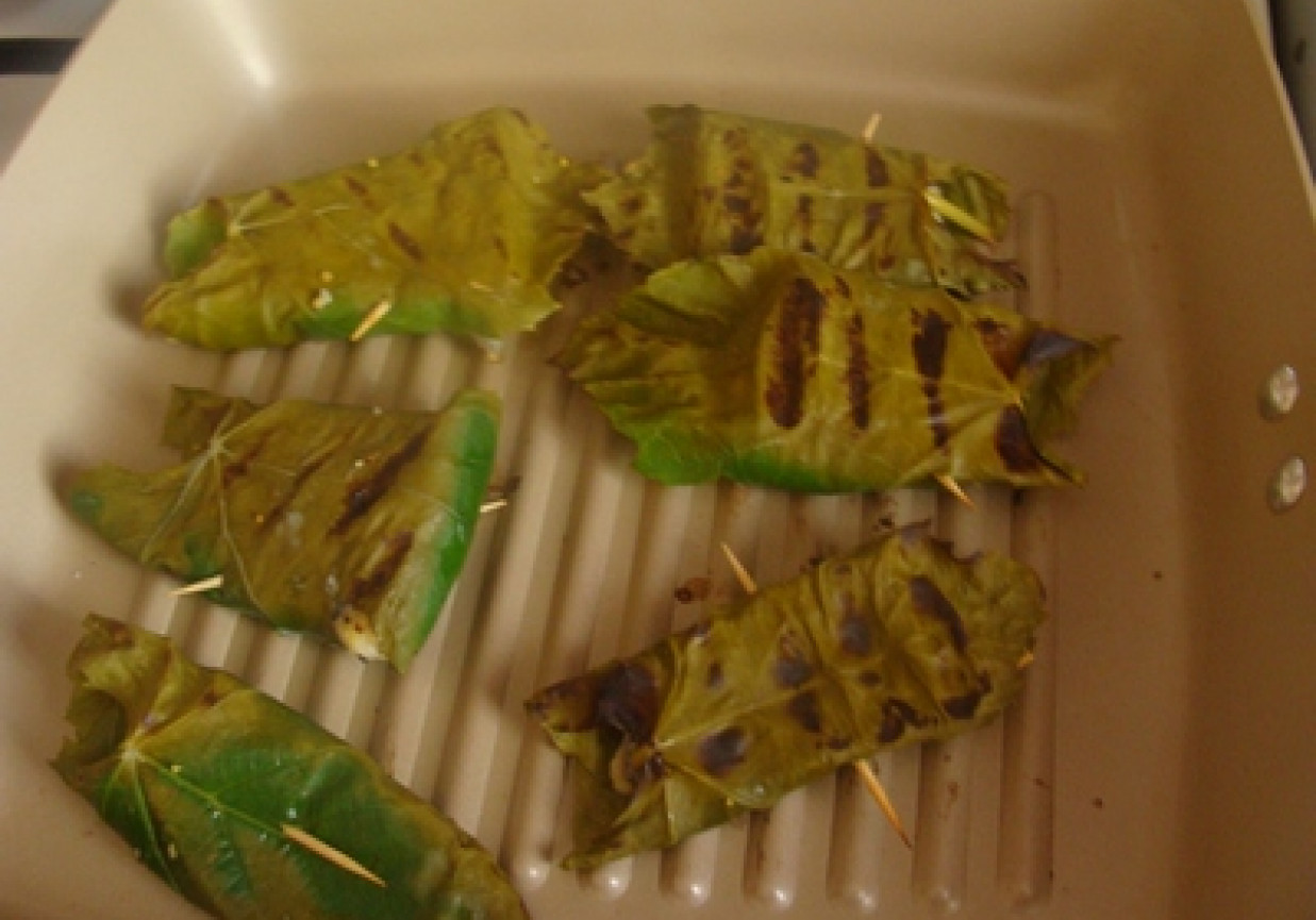 Ryba w liściach winogronu foto