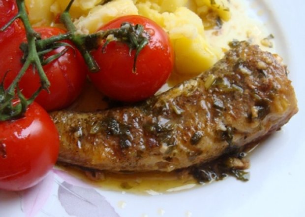 Fotografia przedstawiająca Ryba w sosie maślanym z pomidorkami