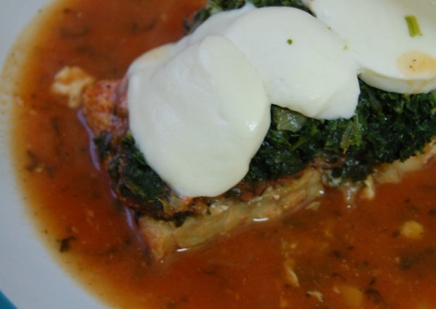 Fotografia przedstawiająca Ryba w sosie pomidorowym pod szpinakiem i mozzarellą