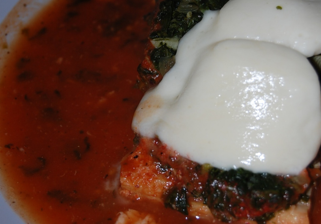 Ryba w sosie pomidorowym pod szpinakiem i mozzarellą  foto