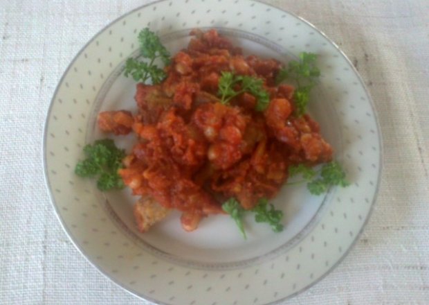Fotografia przedstawiająca Ryba w sosie pomidorowym z białą fasolą