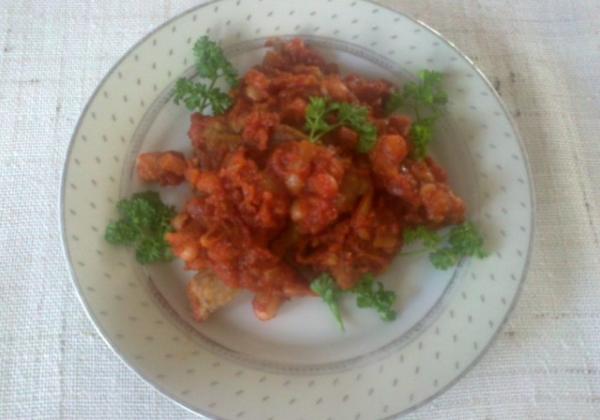 Ryba w sosie pomidorowym z białą fasolą foto