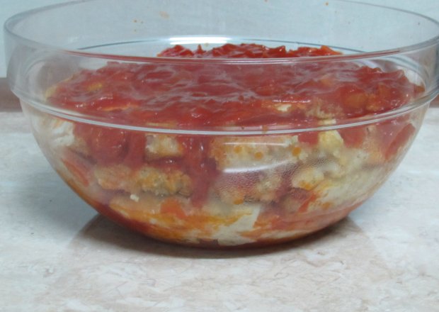 Fotografia przedstawiająca Ryba  w sosie pomidorowym