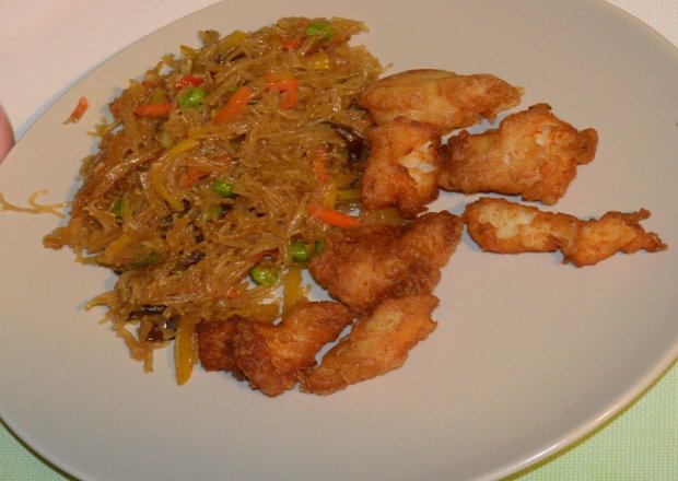 Fotografia przedstawiająca Ryba w tempurze z makaronem po chińsku.