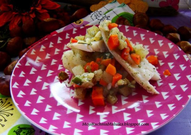 Fotografia przedstawiająca Ryba w warzywach z piekarnika