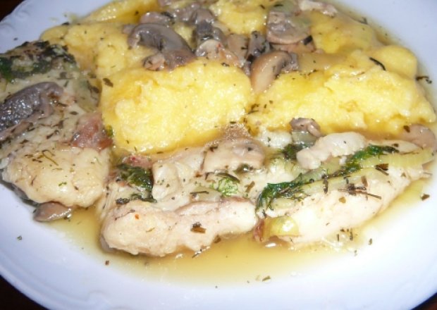 Fotografia przedstawiająca Ryba z cebulka i pieczarkami w białym winie