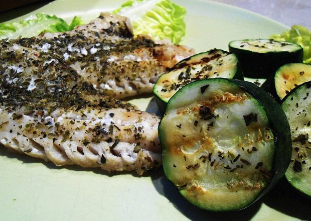 Fotografia przedstawiająca Ryba z cukinią grillowane w cytrynie i ziołach