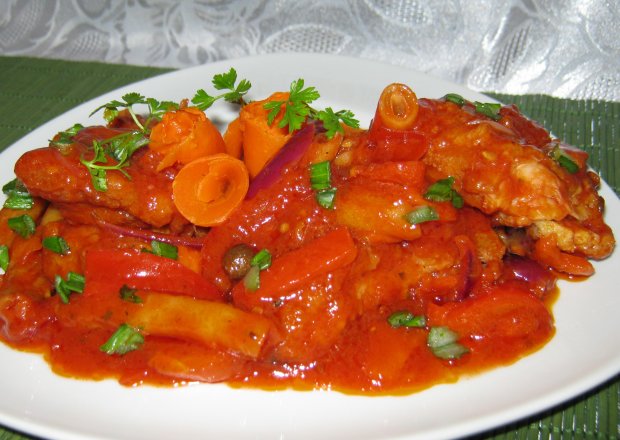 Fotografia przedstawiająca Ryba z fasolką na pomidorowo