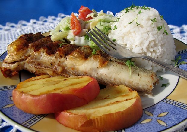 Fotografia przedstawiająca Ryba z grilla marynowana w soku jabłkowym