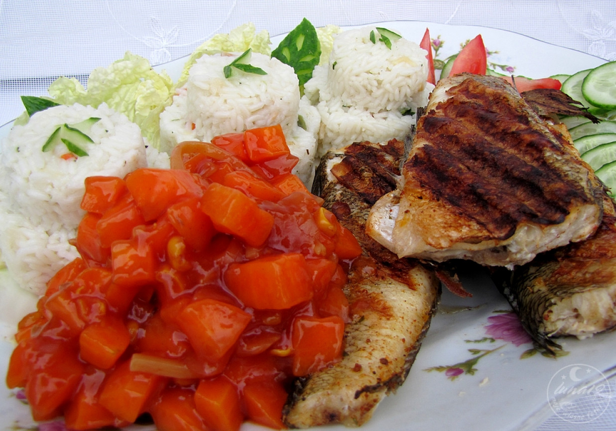 Ryba z grilla z ryżem i marchewką. foto