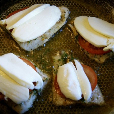 Krok 2 - Ryba z pomidorem i mozzarellą foto