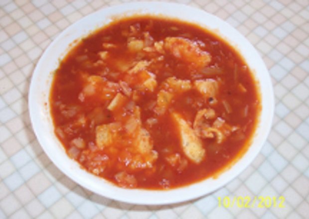 Fotografia przedstawiająca Ryba z rosołkiem w sosie pomidorowym