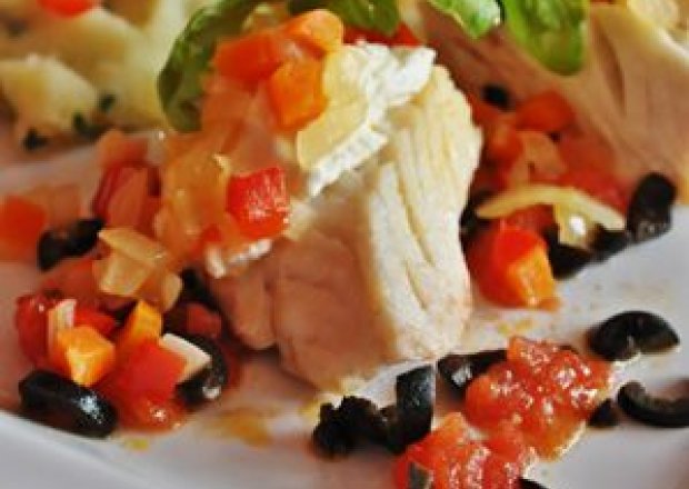 Fotografia przedstawiająca Ryba z warzywami i serem