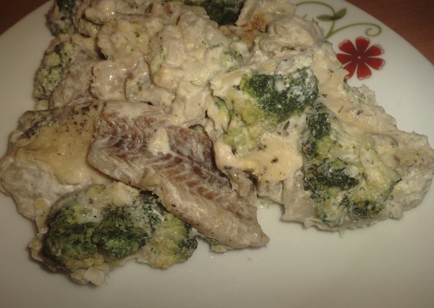 Fotografia przedstawiająca Ryba zapiekana z brokułami, mozzarellą, w sosie śmietanowym