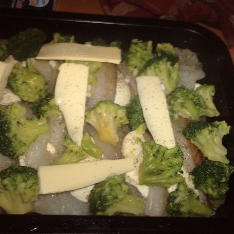 Krok 6 - Ryba zapiekana z brokułami, mozzarellą, w sosie śmietanowym foto