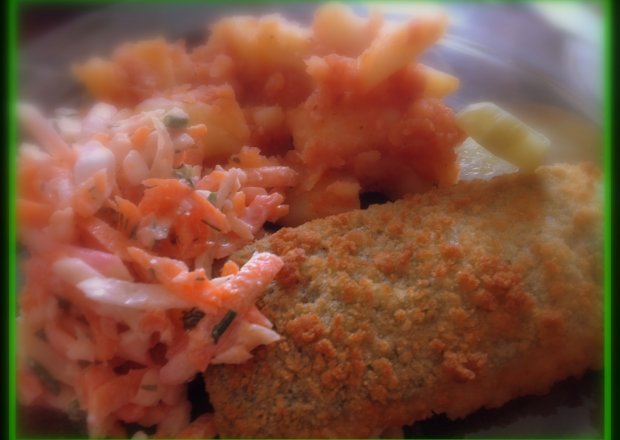 Fotografia przedstawiająca Ryba ze szpinakiem w panierce, z surówką i ziemniakami
