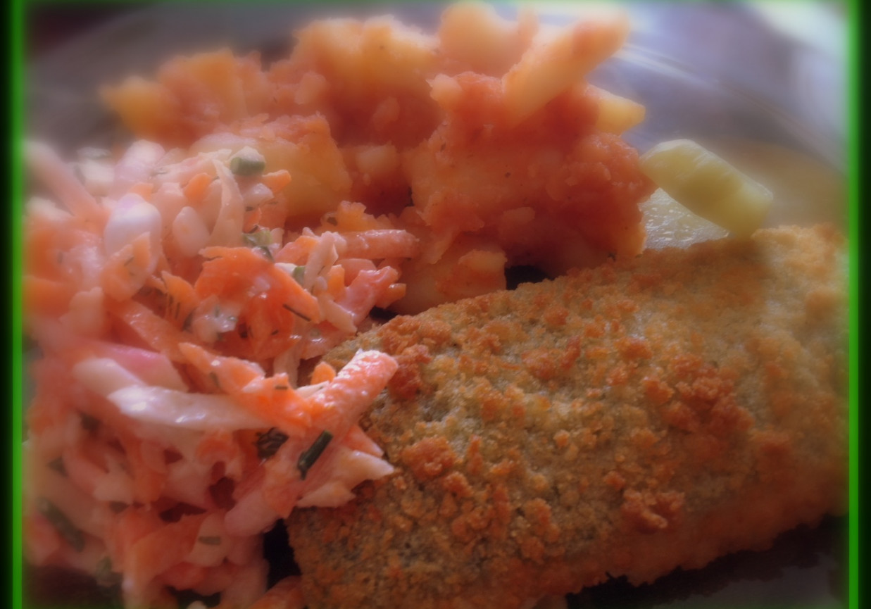 Ryba ze szpinakiem w panierce, z surówką i ziemniakami foto