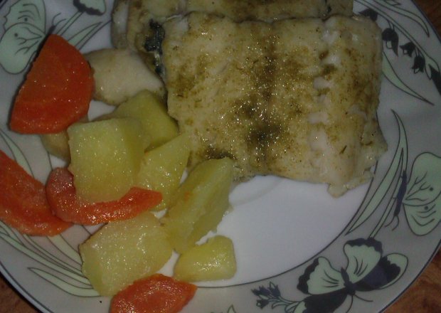 Fotografia przedstawiająca ryba,ziemniaki i marchewka gotowane na parze