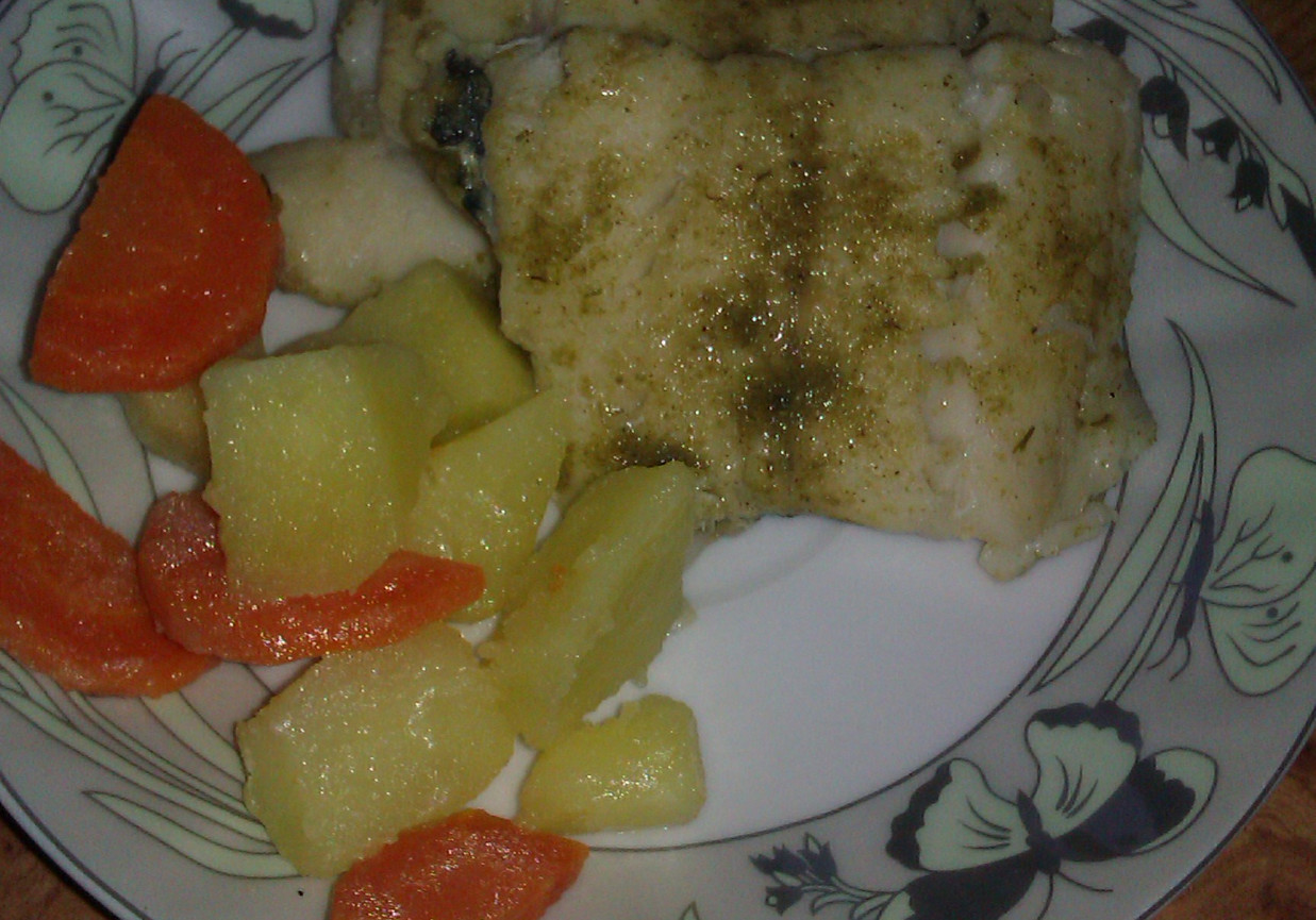ryba,ziemniaki i marchewka gotowane na parze foto