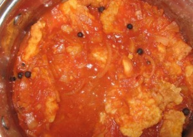 Fotografia przedstawiająca rybka w sosie pomidorowym