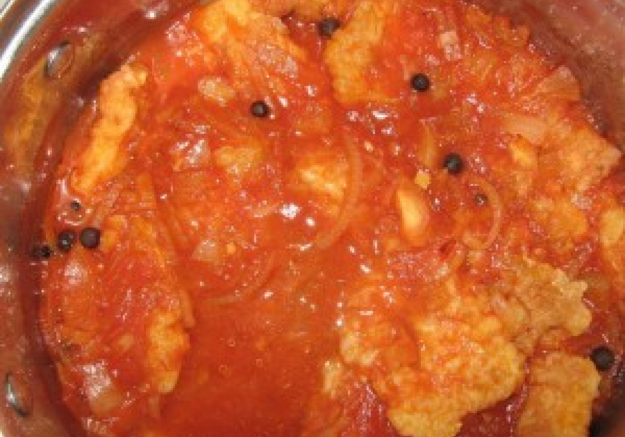 rybka w sosie pomidorowym foto