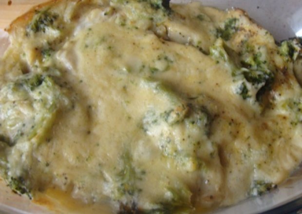 Fotografia przedstawiająca Rybna zapiekanka z brokułem w sosie