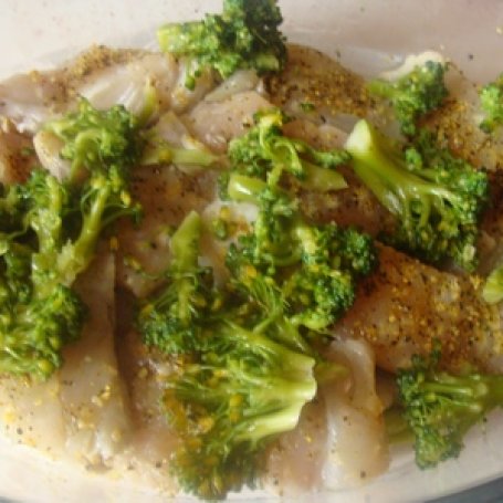 Krok 1 - Rybna zapiekanka z brokułem w sosie foto