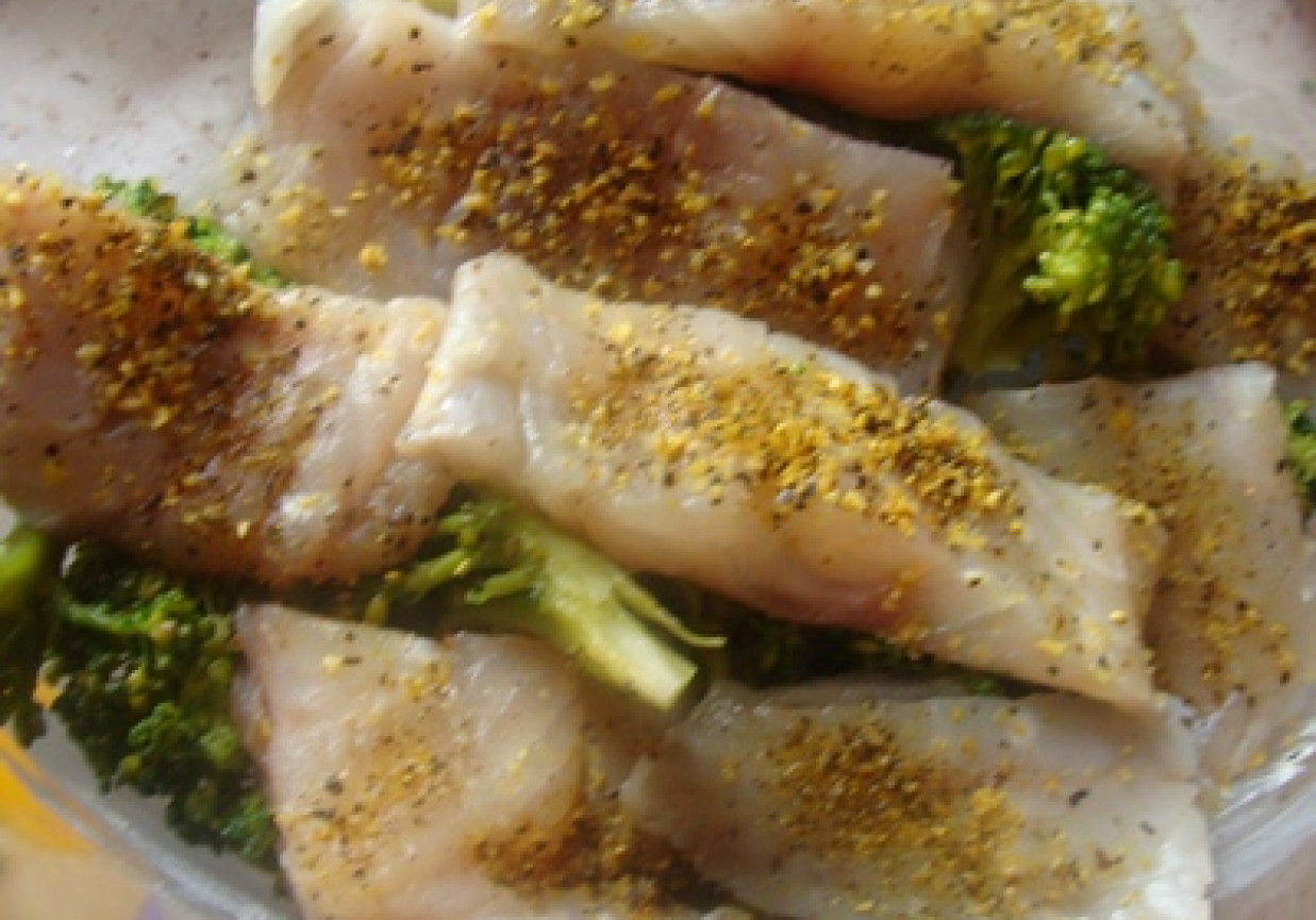 Rybna zapiekanka z brokułem w sosie foto