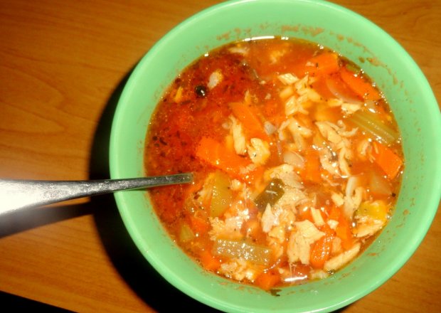 Fotografia przedstawiająca Rybna zupa pomidorowa