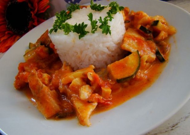 Fotografia przedstawiająca Rybne curry  z cukinią