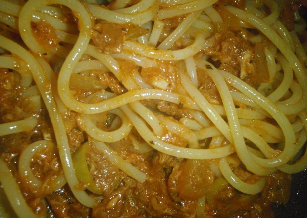 Fotografia przedstawiająca rybne spaghetti z tuńczykiem