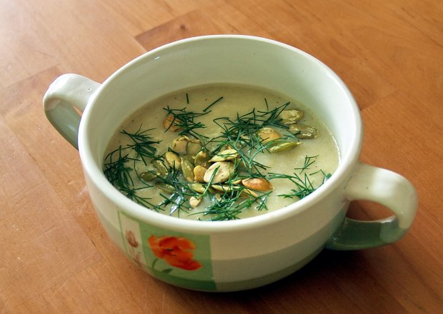 Fotografia przedstawiająca rybno-porowa zupa krem z pestkami dyni