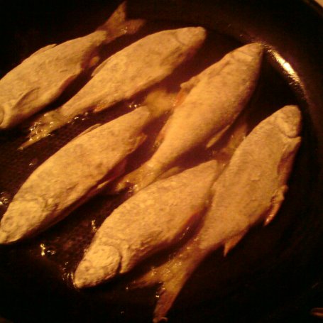 Krok 2 - Ryby smażone z cebulką foto