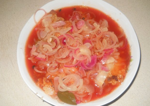 Fotografia przedstawiająca Ryby smażone z zalewie octowo-pomidorowej