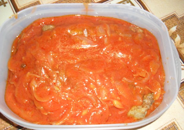 Fotografia przedstawiająca ryby w pomidorowej zaprawie