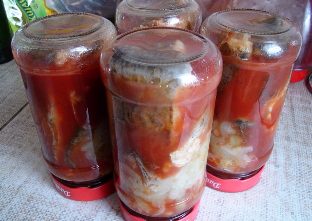 Fotografia przedstawiająca Ryby w sosie pomidorowym w słoikach
