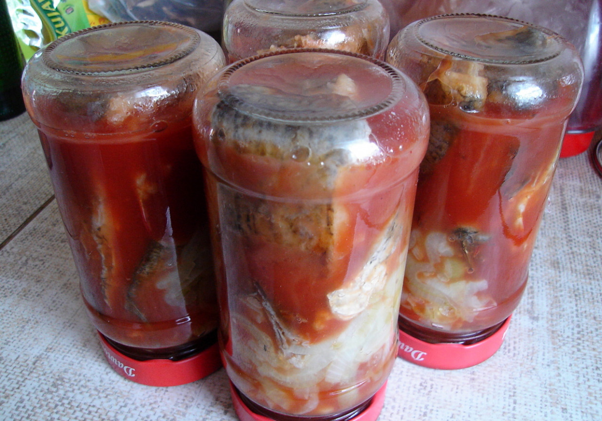 Ryby w sosie pomidorowym w słoikach foto
