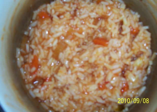 Fotografia przedstawiająca ryż a sosem słodko-kwaśnym