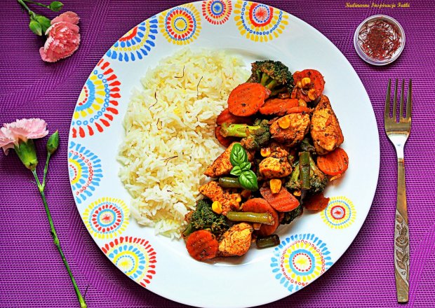 Fotografia przedstawiająca Ryż basmati z kurczakiem i warzywami
