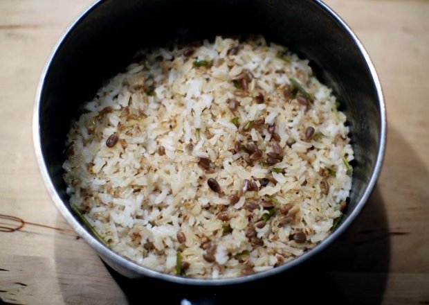 Fotografia przedstawiająca Ryż biały i ryż tajski gotowany z ziarnem słonecznika