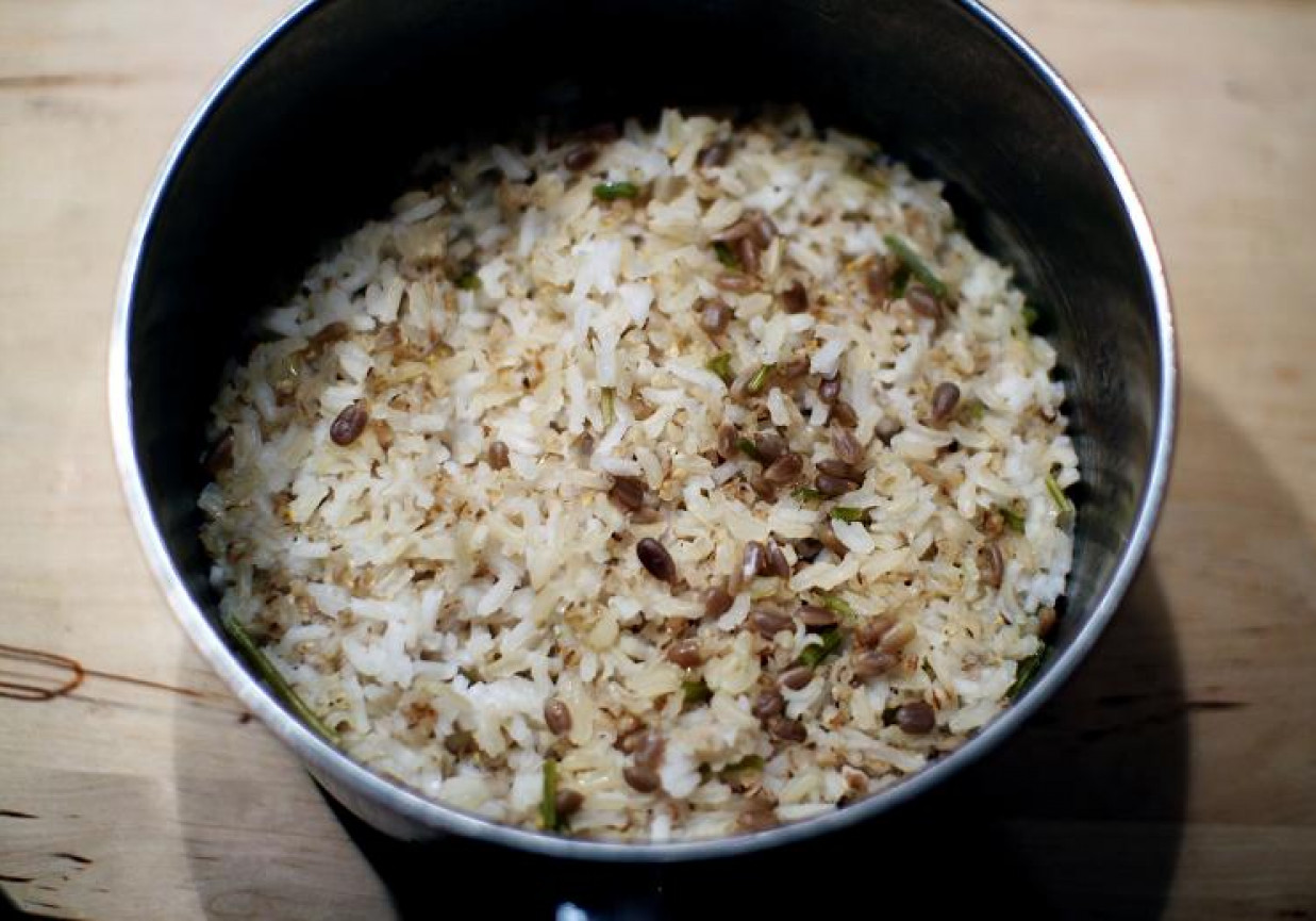 Ryż biały i ryż tajski gotowany z ziarnem słonecznika foto