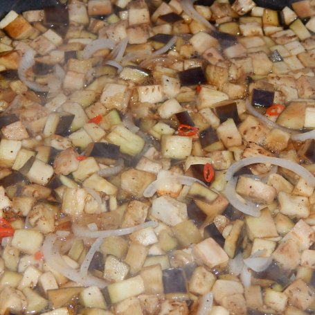 Krok 3 - Ryż brązowy z bakłażanem i paluszkami krabowymi foto