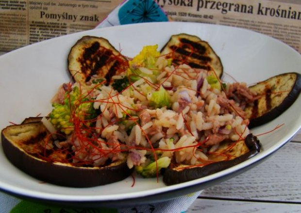 Fotografia przedstawiająca Ryż brązowy  z brokułami i tuńczykiem