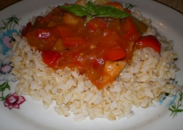 Fotografia przedstawiająca Ryż brązowy z kurczakiem w sosie