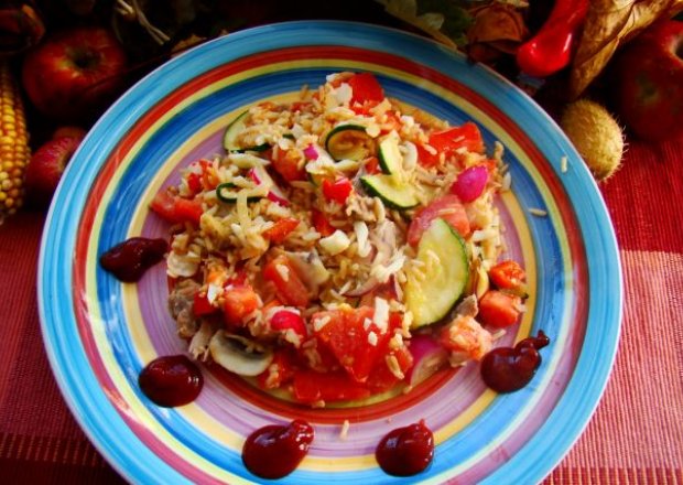 Fotografia przedstawiająca Ryż brązowy z patelni z warzywami