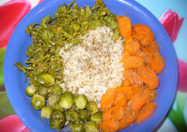 Fotografia przedstawiająca Ryż brązowy z warzywami -brukselką ,marchewką i brokułem
