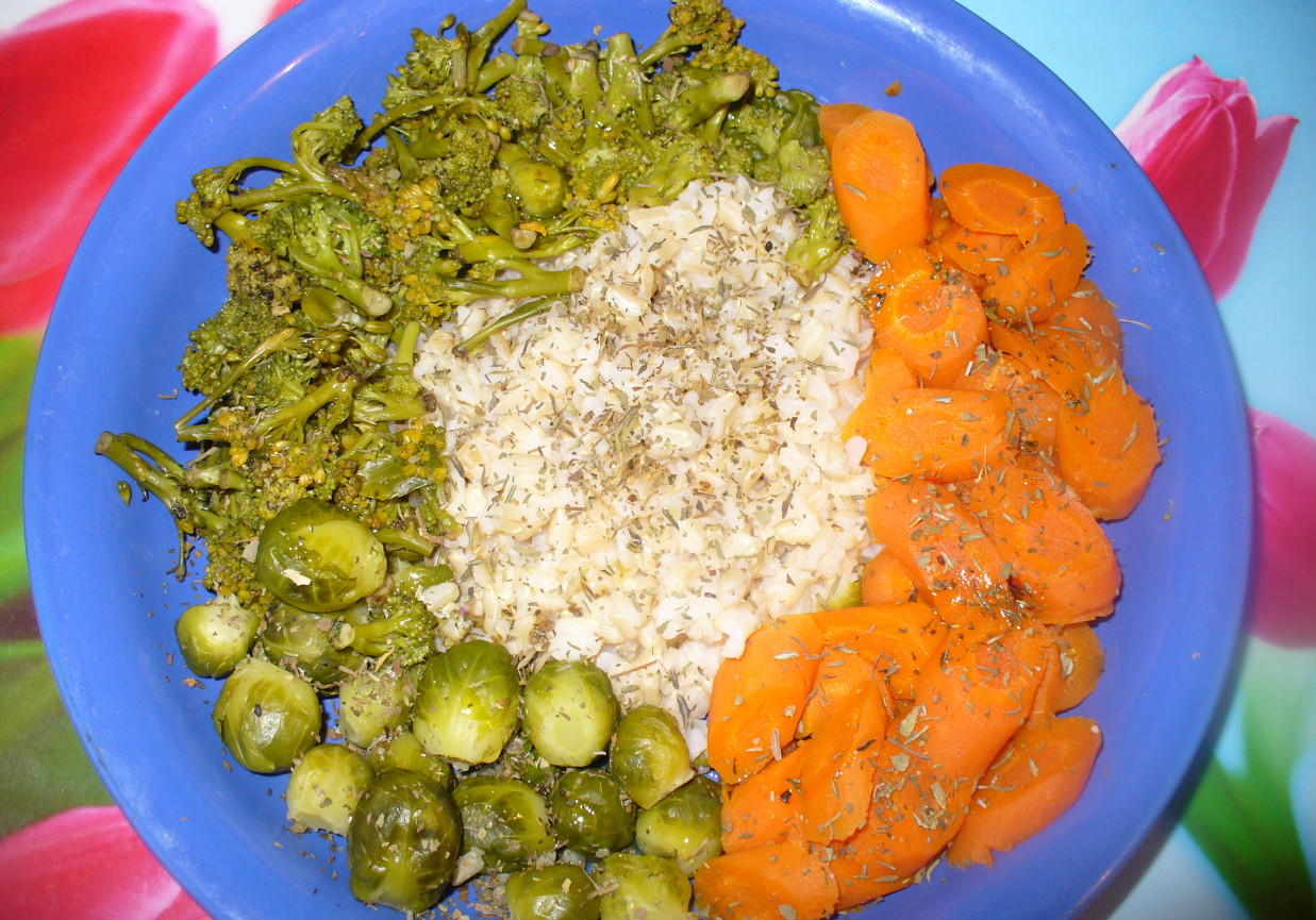 Ryż brązowy z warzywami -brukselką ,marchewką i brokułem foto