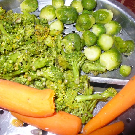 Krok 2 - Ryż brązowy z warzywami -brukselką ,marchewką i brokułem foto